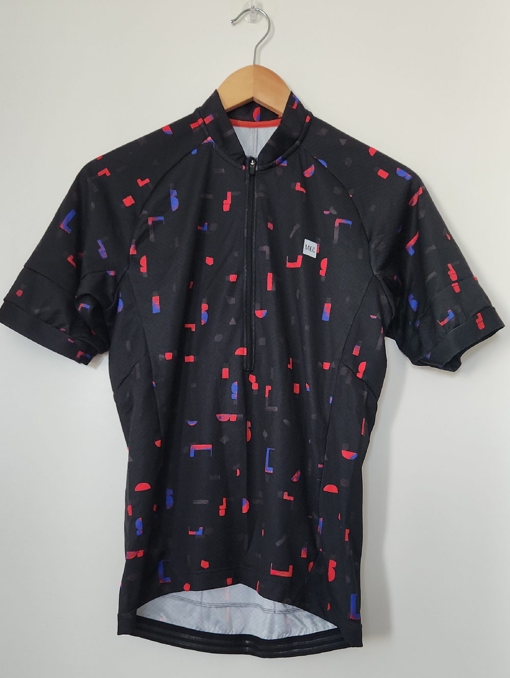 EUC Mens Small MEC Black Cycling Jersey with Red & Blue Geometric Print